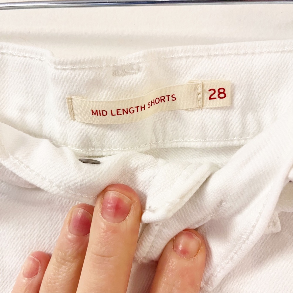 LEVIS Mid Length White Denim Shorts size 28/6 Cuffed Zipper Fly - Picture 7 of 11